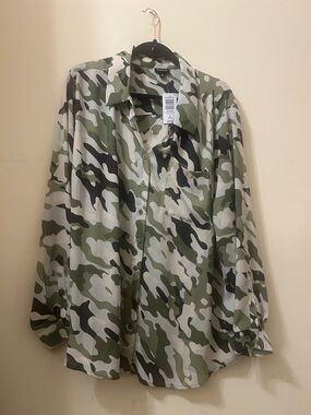 NWT- Torrid  Women’s Camouflage Button-Up Shirt - Green Camo. Size 3 (22/24)